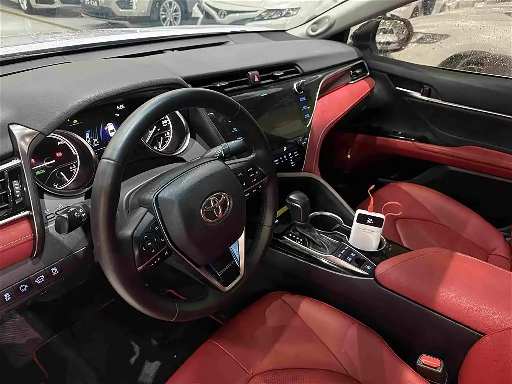 Toyota Camry 2019 — Photo 5/13