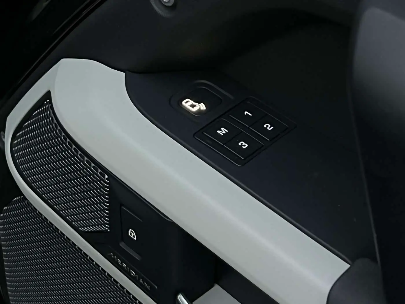Land Rover Defender 2021 — Фото 11/20