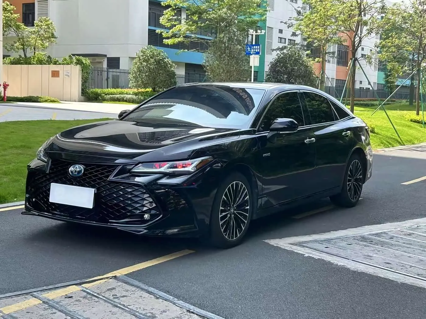 Toyota Avalon 2019 — Фото 2/9