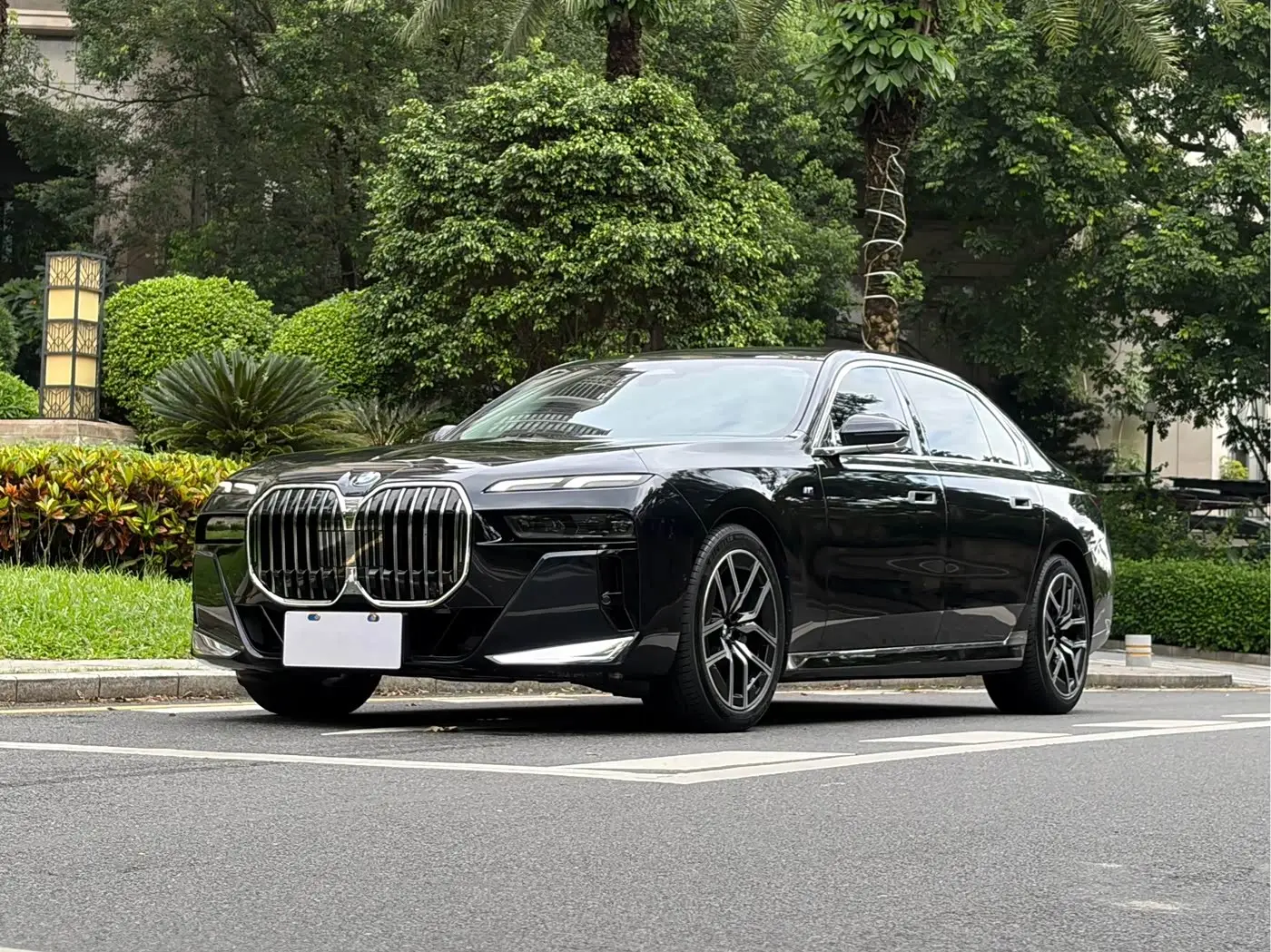 BMW 7 Series 2024 — Photo 1/17