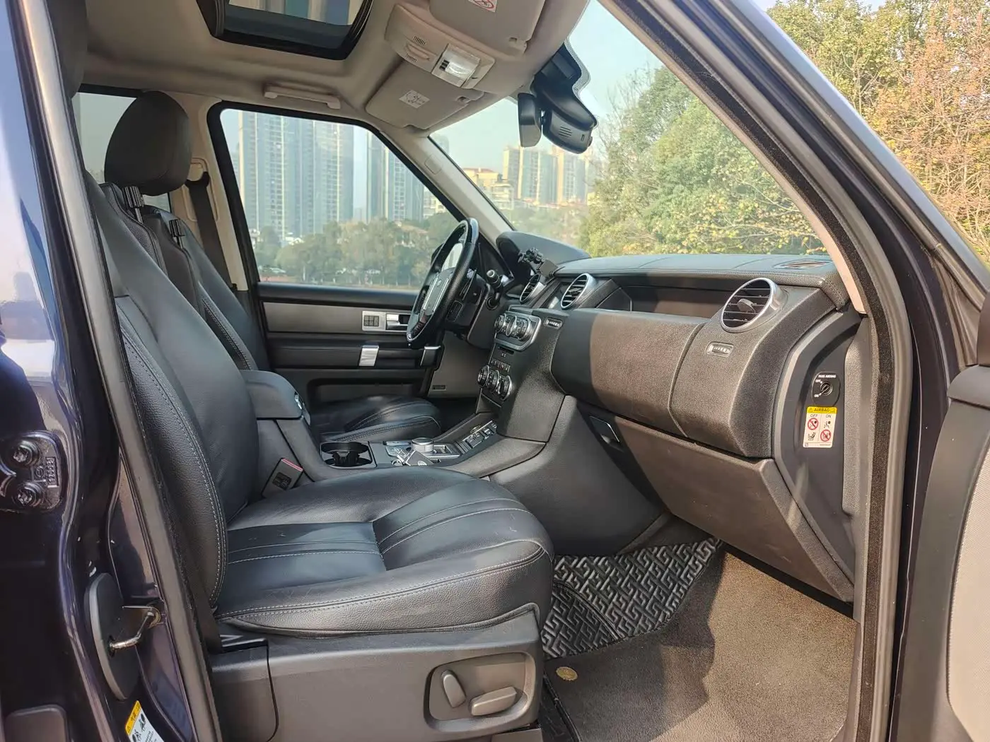 Land Rover Discovery 2017 — Photo 10/16