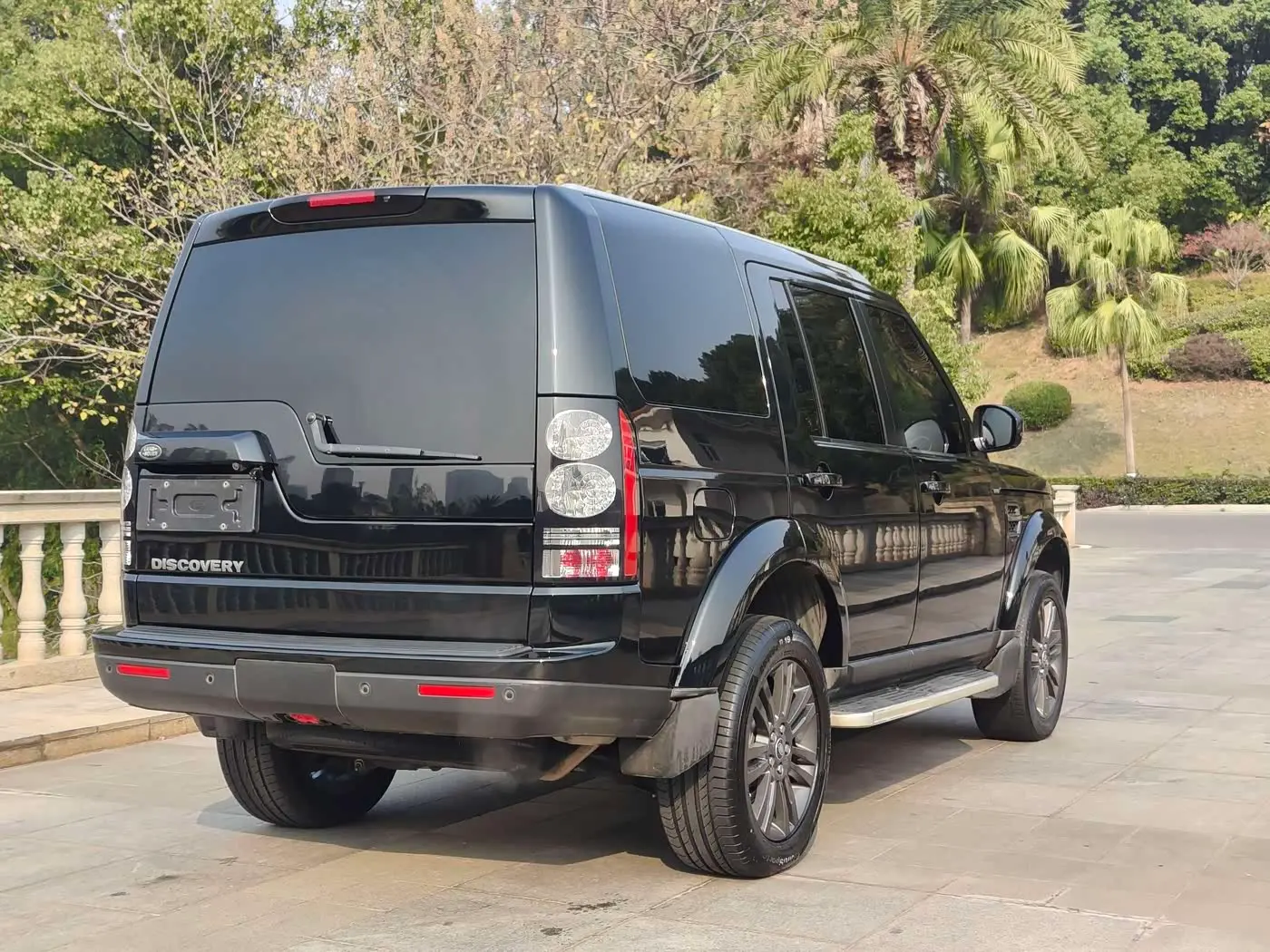 Land Rover Discovery 2017 — Photo 5/16