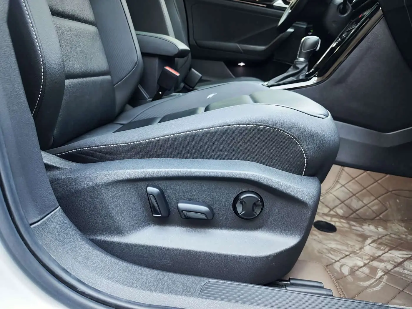 Volkswagen T-ROC 2022 — Photo 9/20