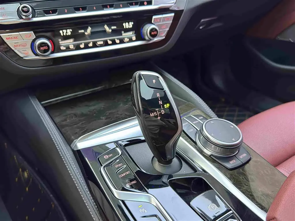 BMW 5 Series 2021 — ფოტო 15/17