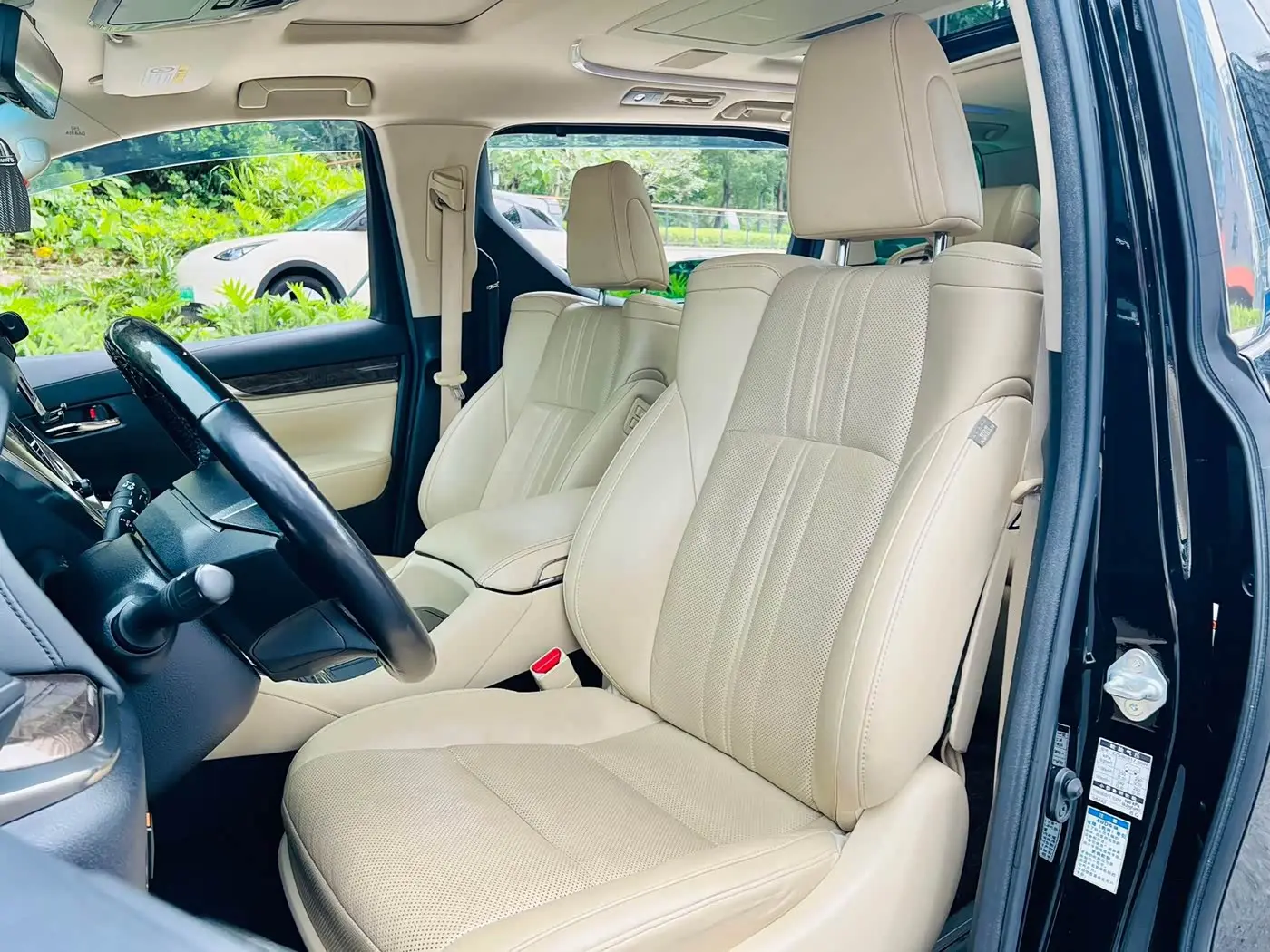 Toyota Alphard 2022 — Photo 7/10