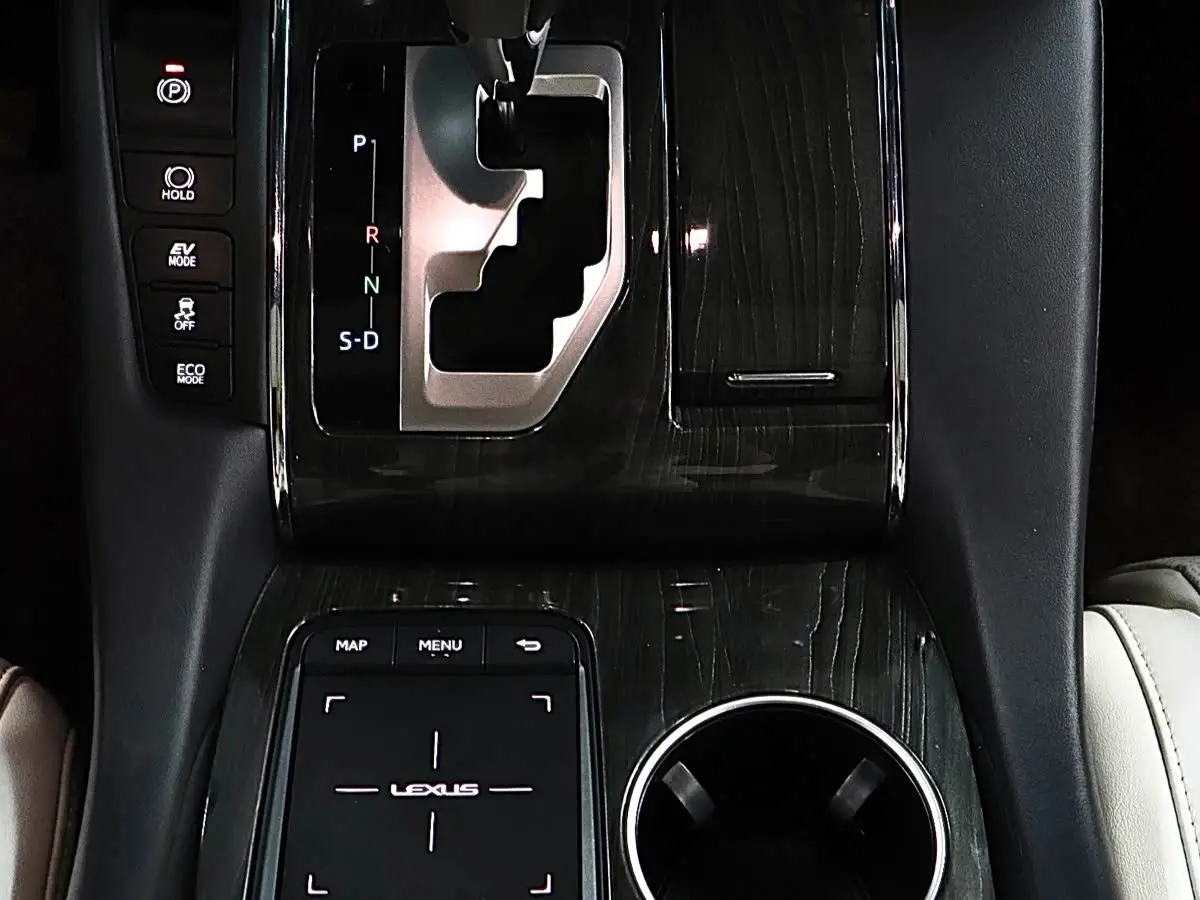 Lexus LM 2022 — Photo 20/20