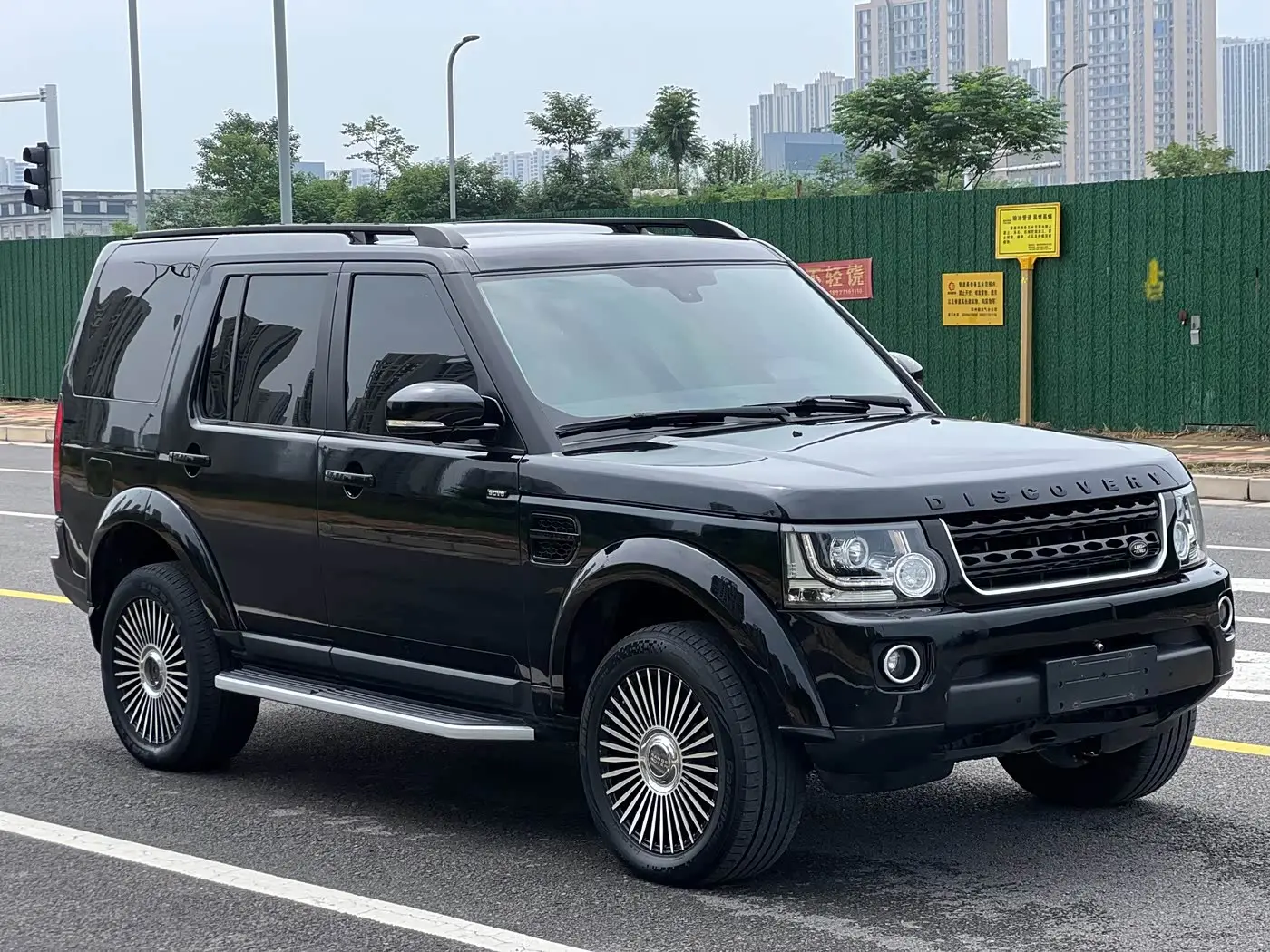 Land Rover Discovery 2016 — Photo 3/9