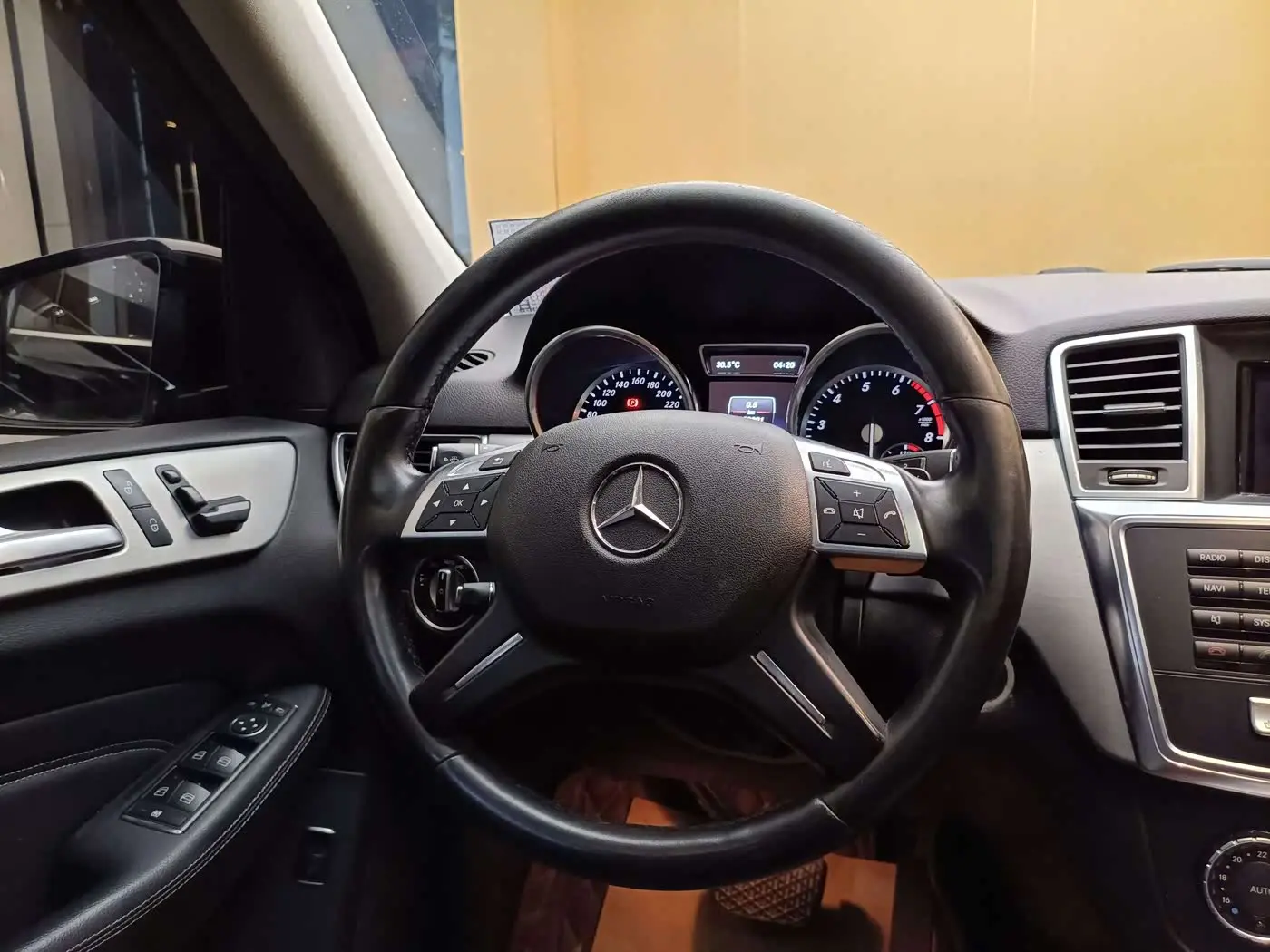 Mercedes-Benz M-Class 2015 — Photo 14/20