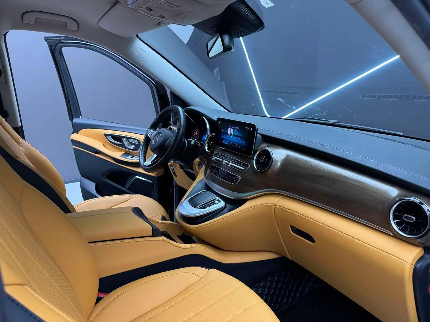 Mercedes-Benz V-Class 2021 — Photo 6/20