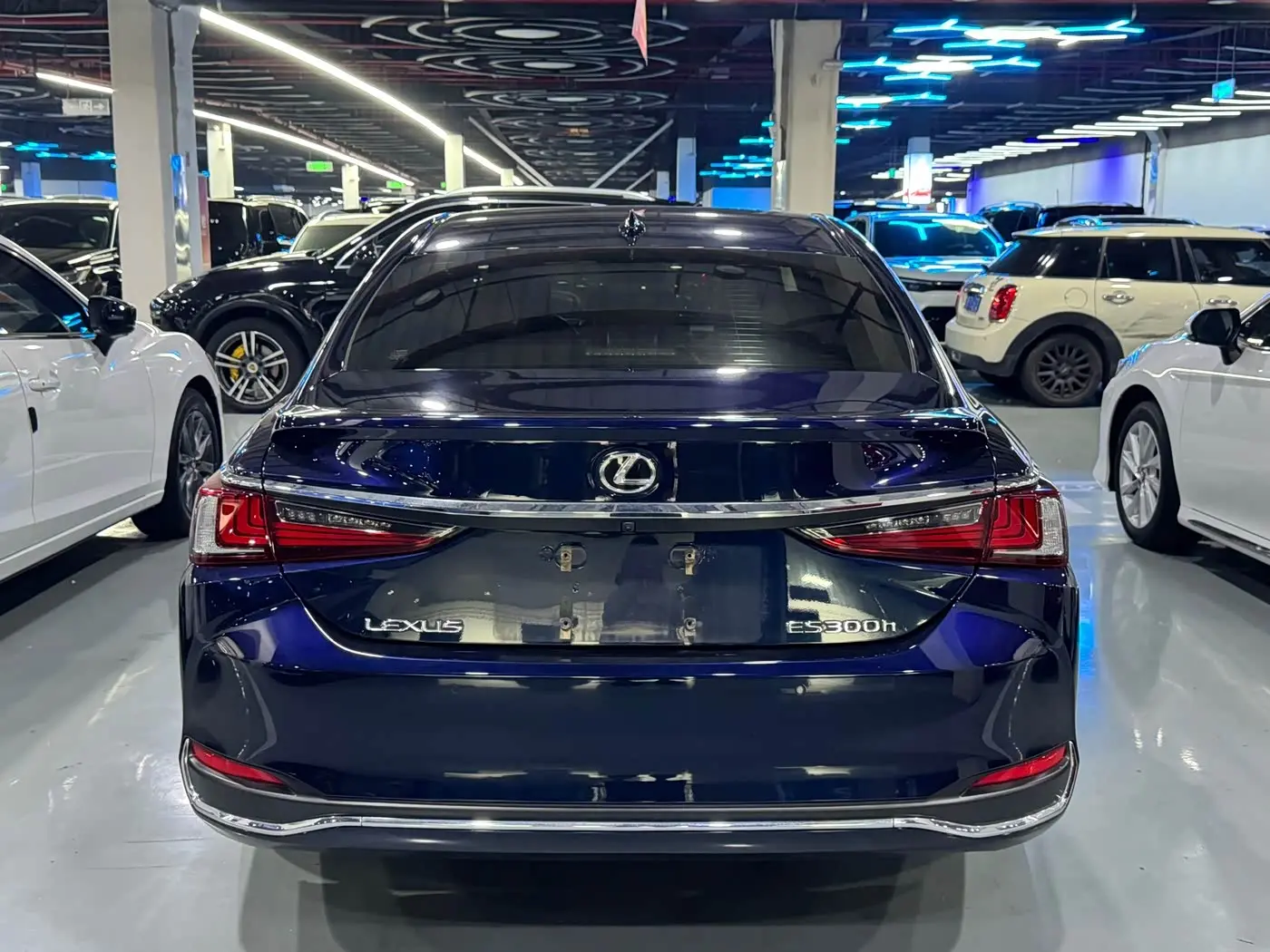 Lexus ES 2023 — Photo 16/17
