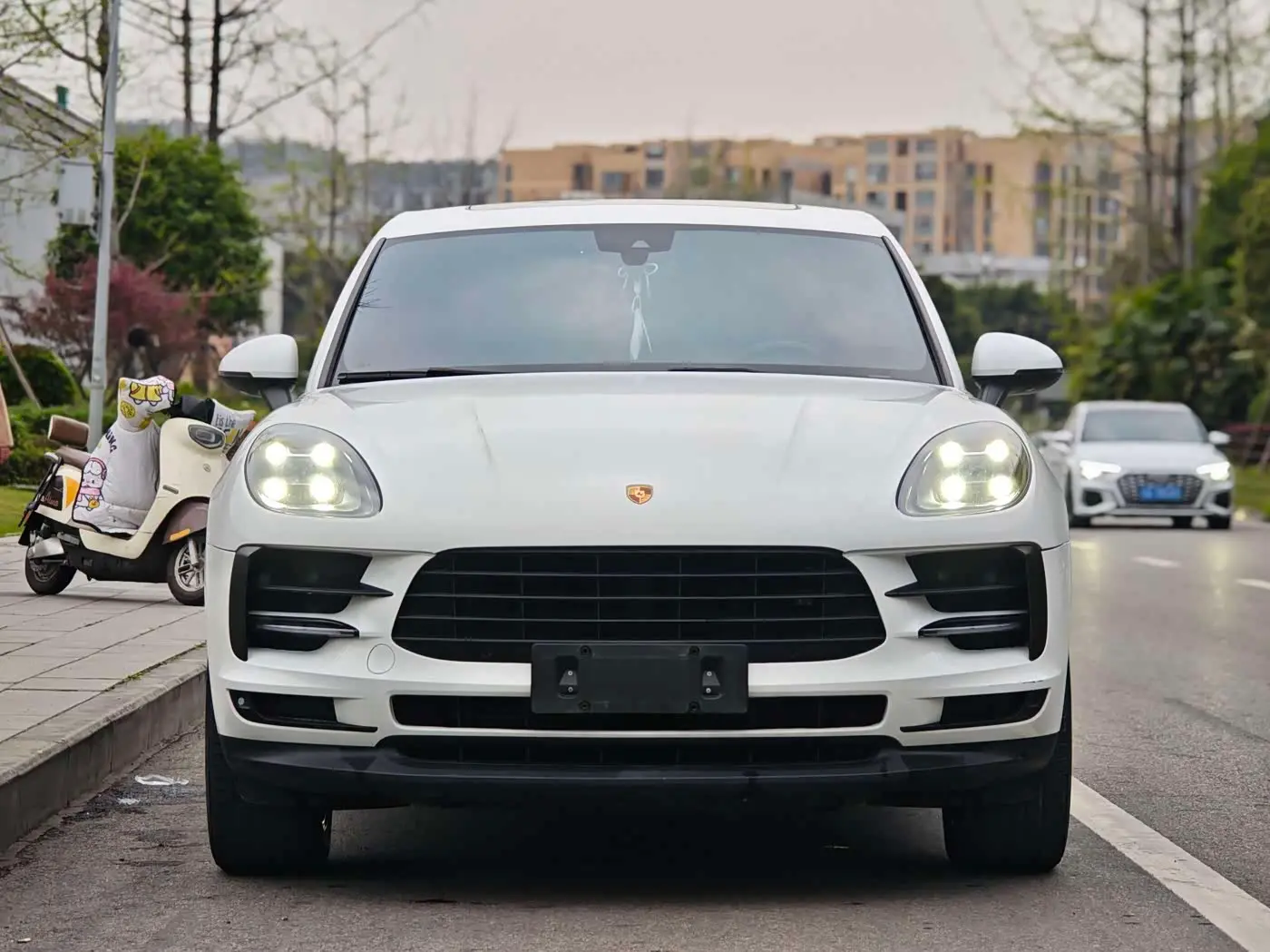 Porsche Macan 2021 — Photo 2/16
