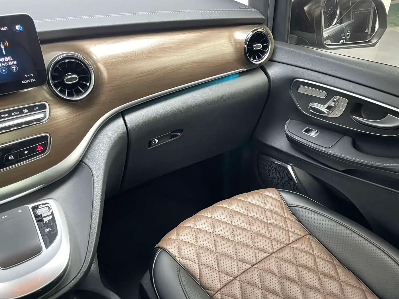 Mercedes-Benz V-Class 2021 — ფოტო 14/20