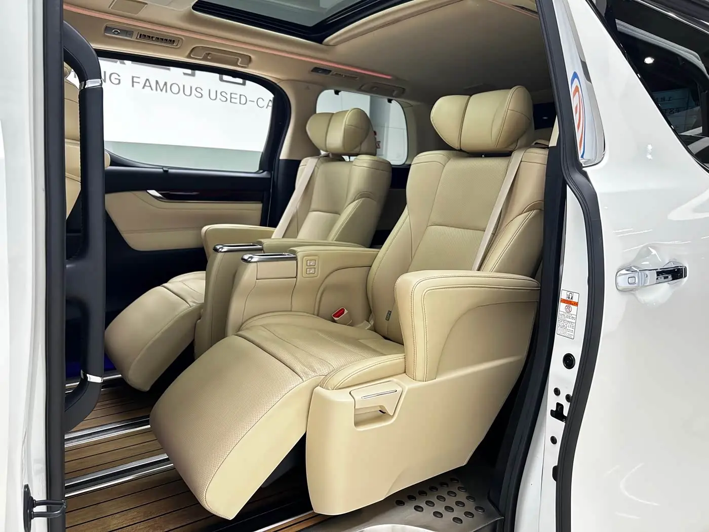 Toyota Alphard 2018 — Photo 14/20