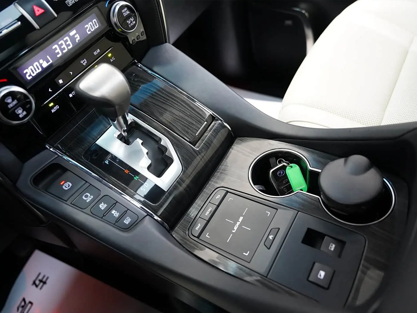 Lexus LM 2022 — Photo 15/20