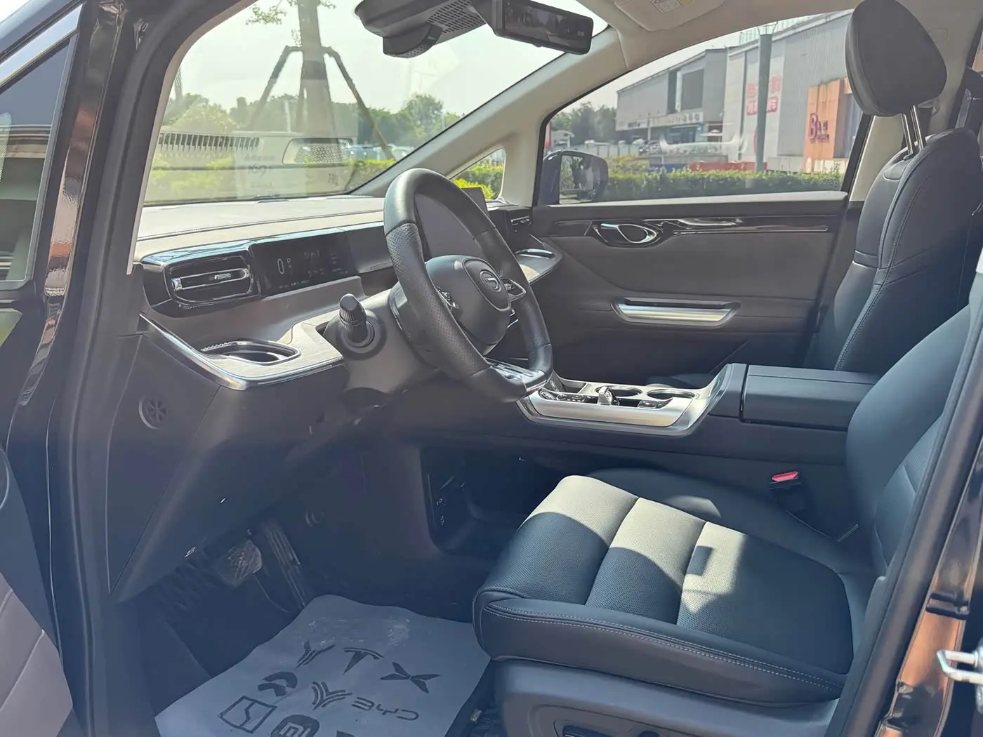 GAC Trumpchi Trumpchi E8 NEV 2024 — Photo 4/14
