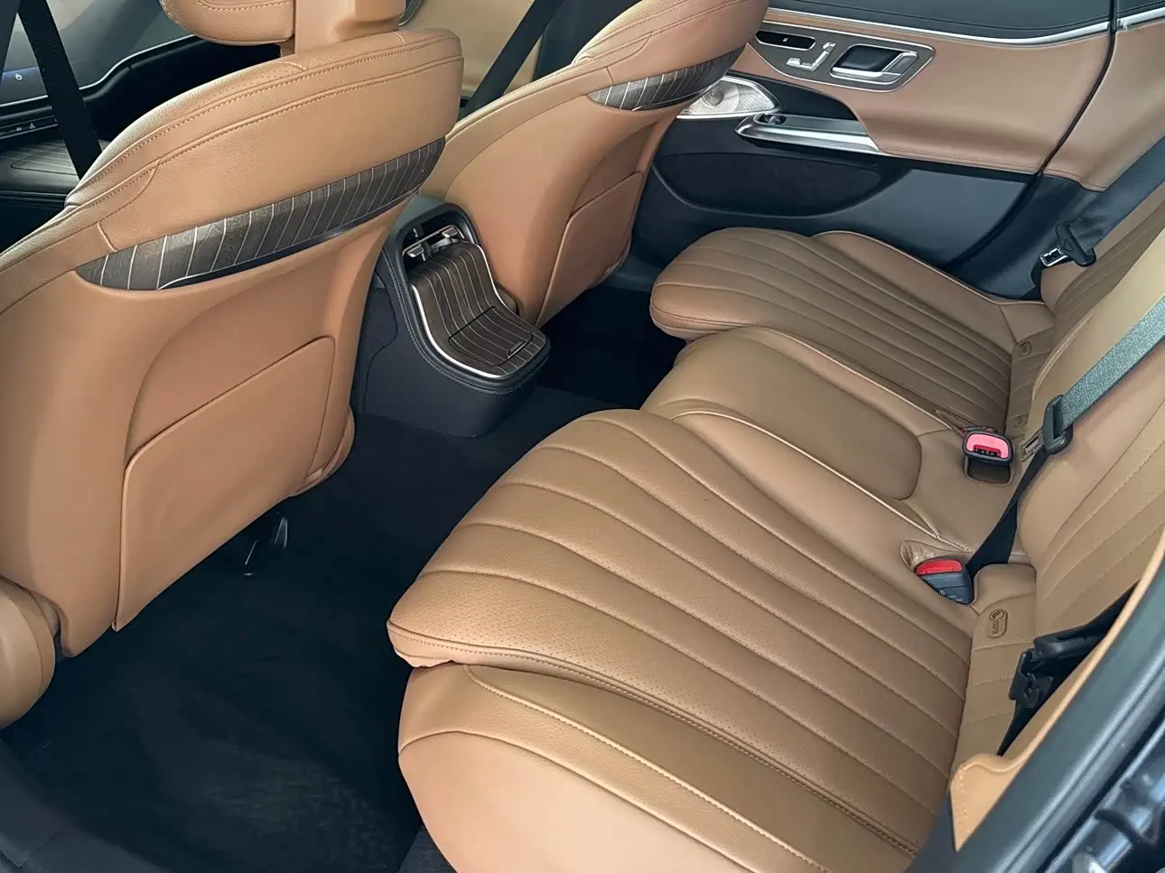 Mercedes-Benz E-Class 2024 — Photo 6/12