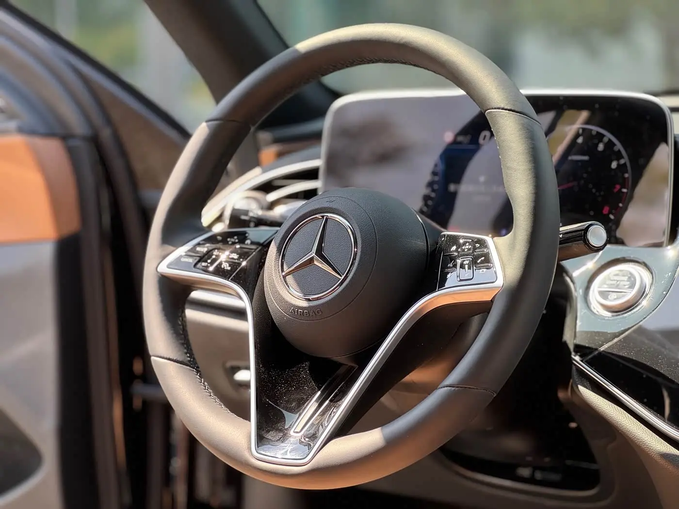 Mercedes-Benz E-Class 2025 — Фото 15/18
