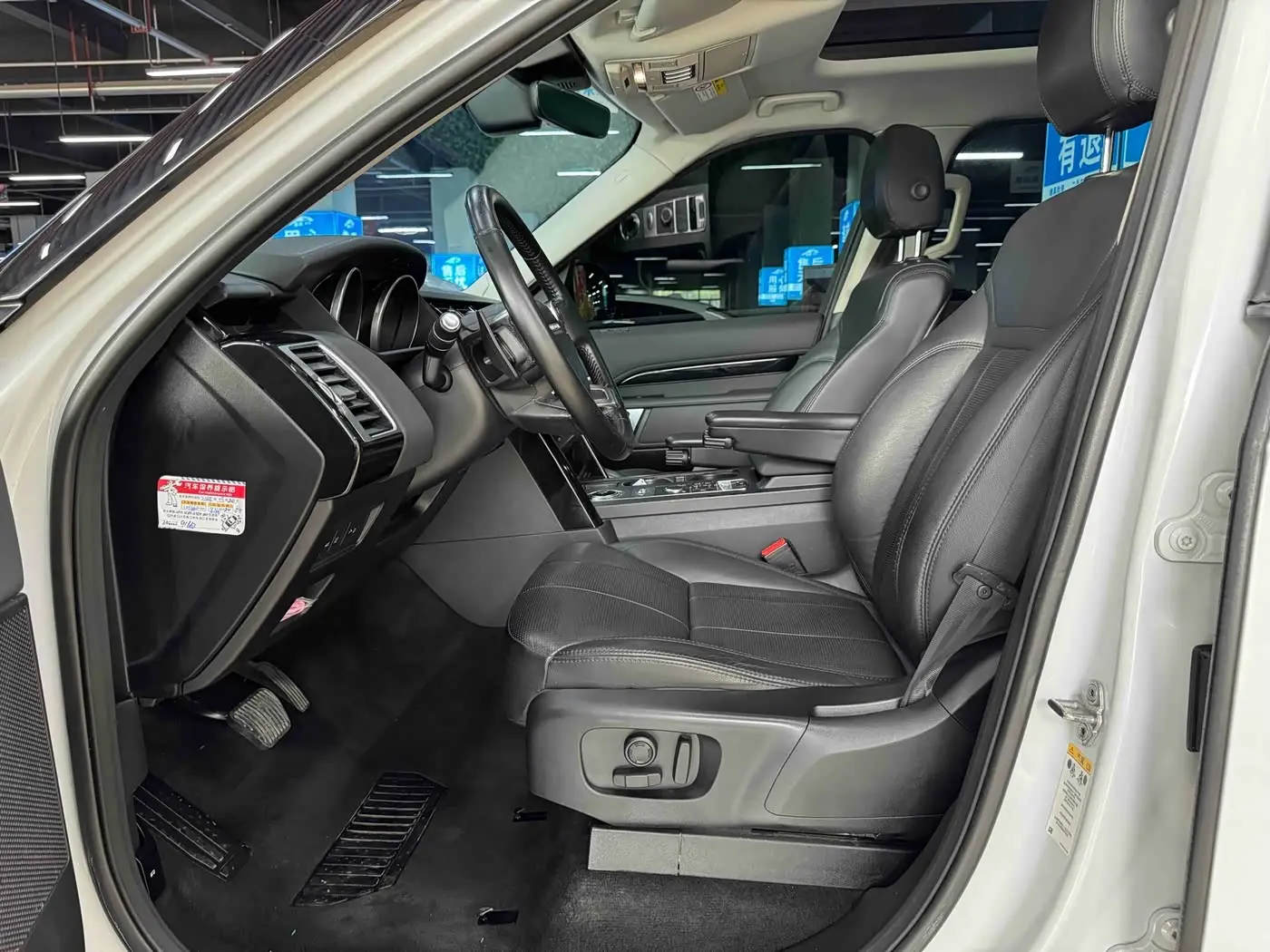 Land Rover Discovery 2018 — Photo 6/18
