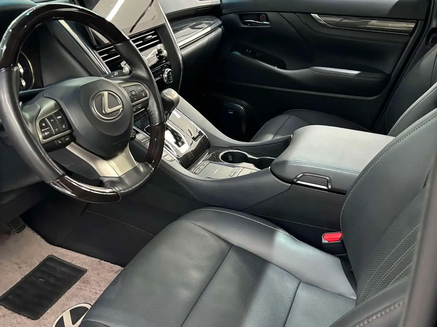 Lexus LM 2022 — Photo 8/18