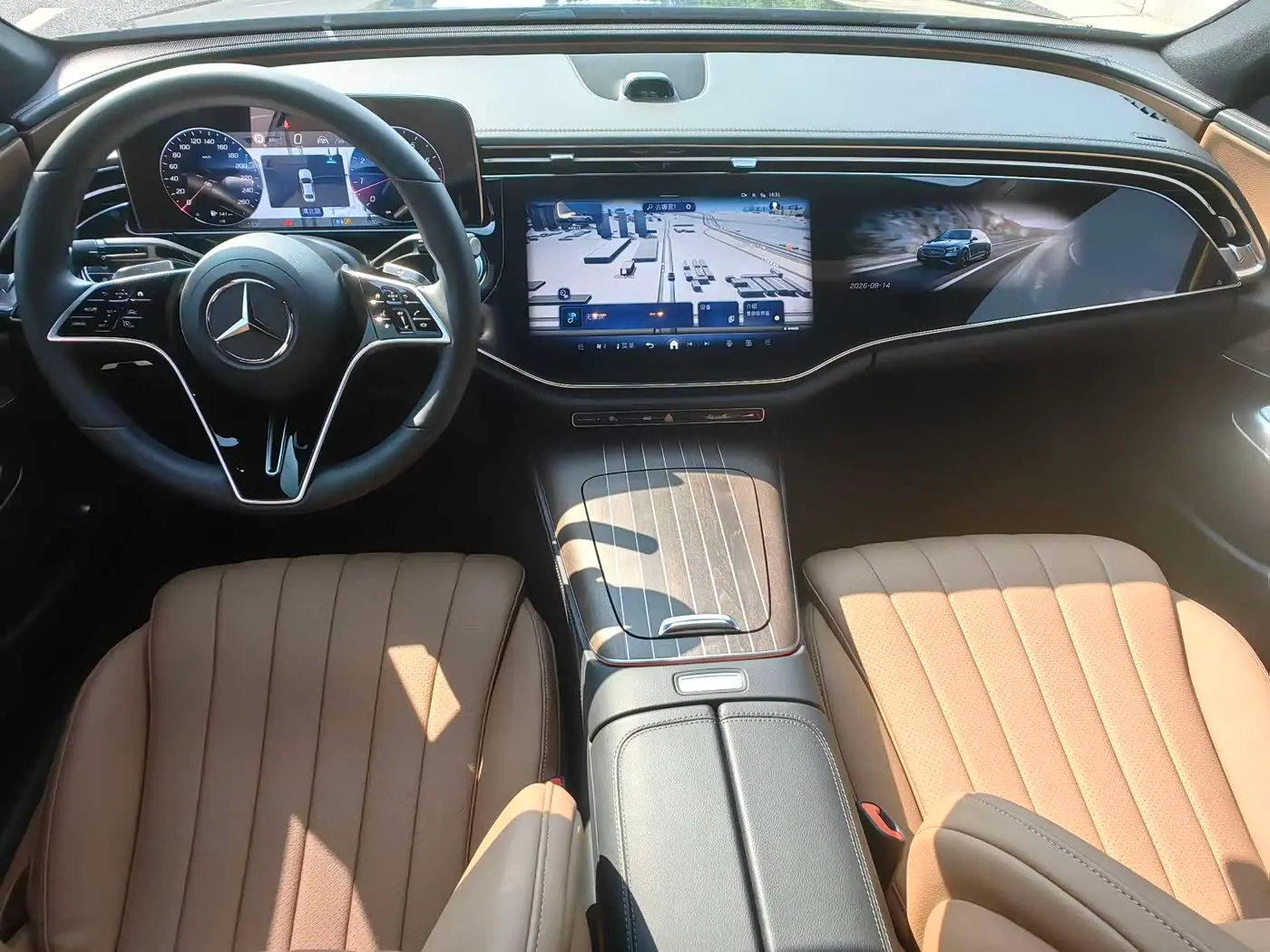 Mercedes-Benz E-Class 2025 — Photo 8/12