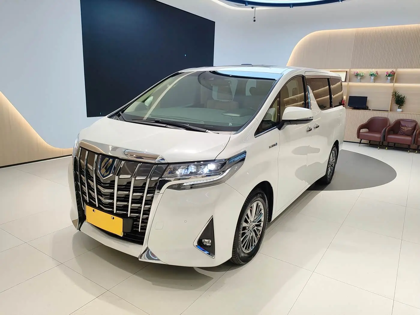 Toyota Alphard 2021 — Photo 1/18