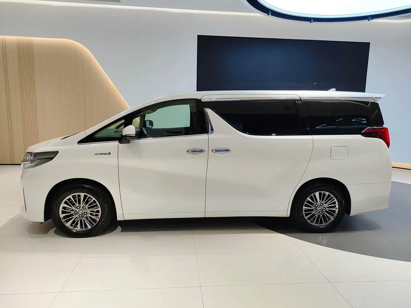 Toyota Alphard 2021 — Photo 4/18