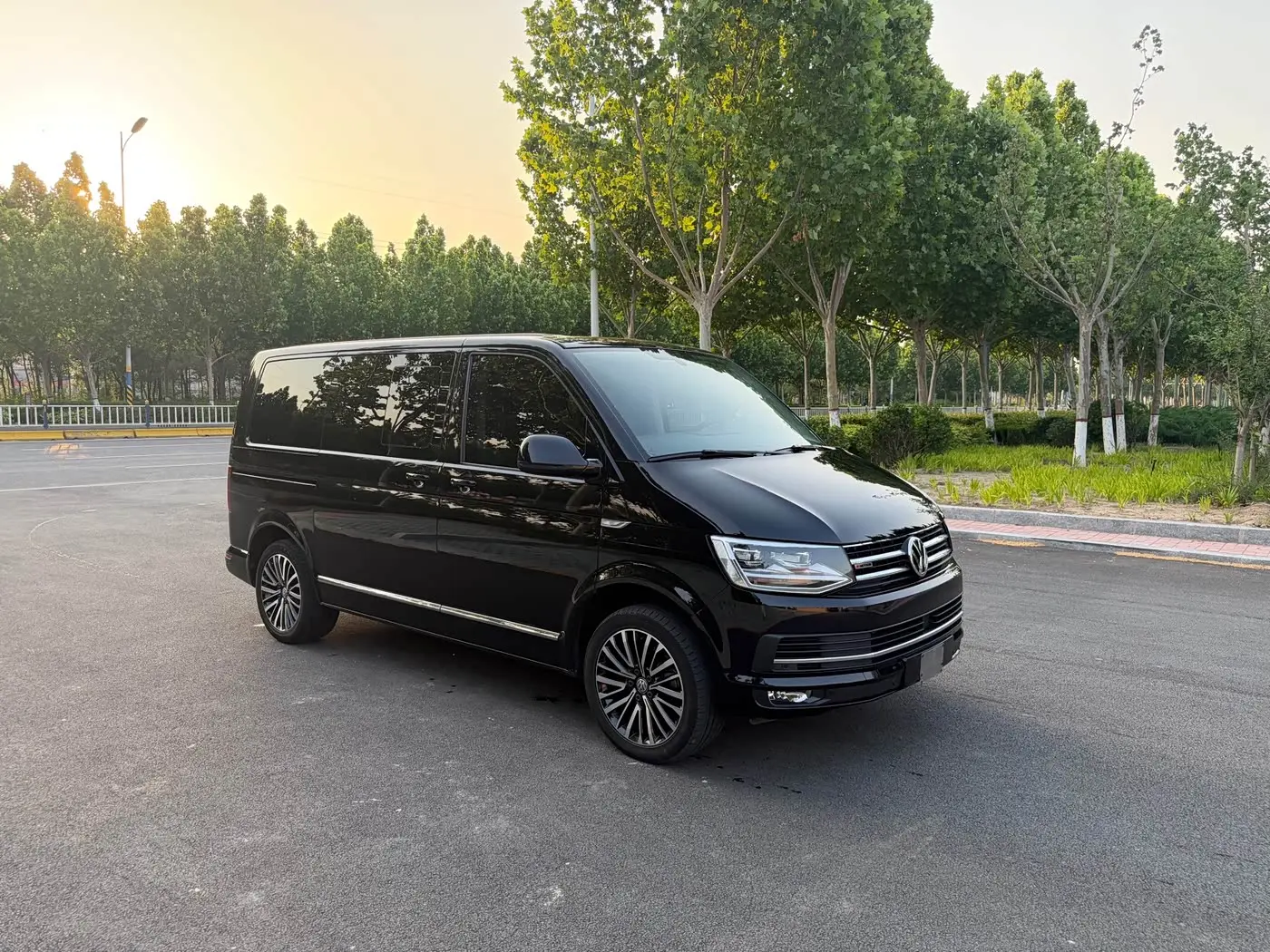 Volkswagen Multivan 2019 — Фото 3/20