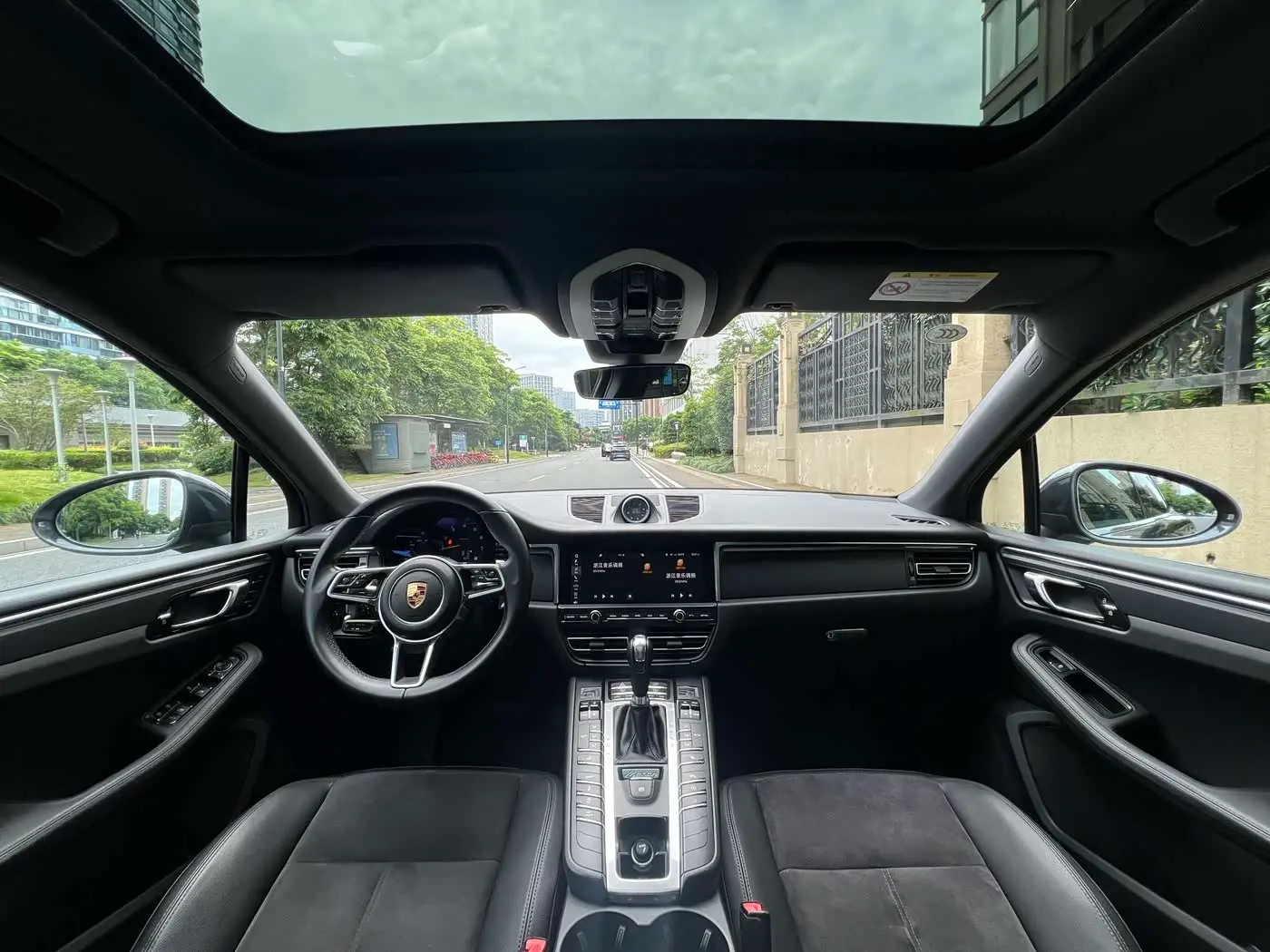 Porsche Macan 2019 — Photo 17/18