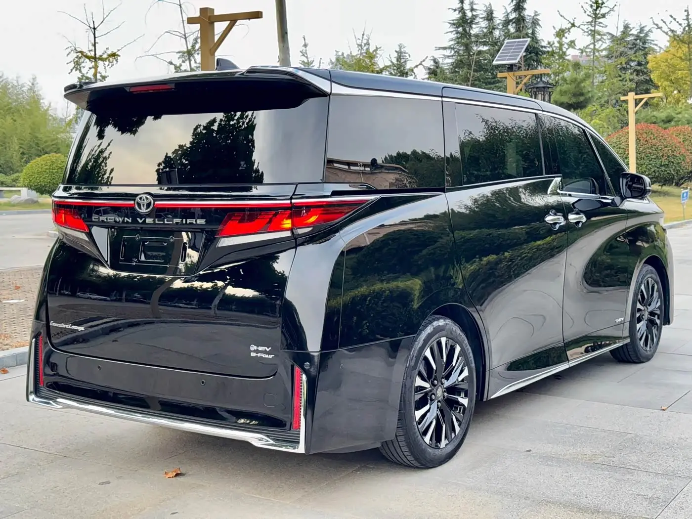 Toyota Vellfire 2023 — Photo 13/16