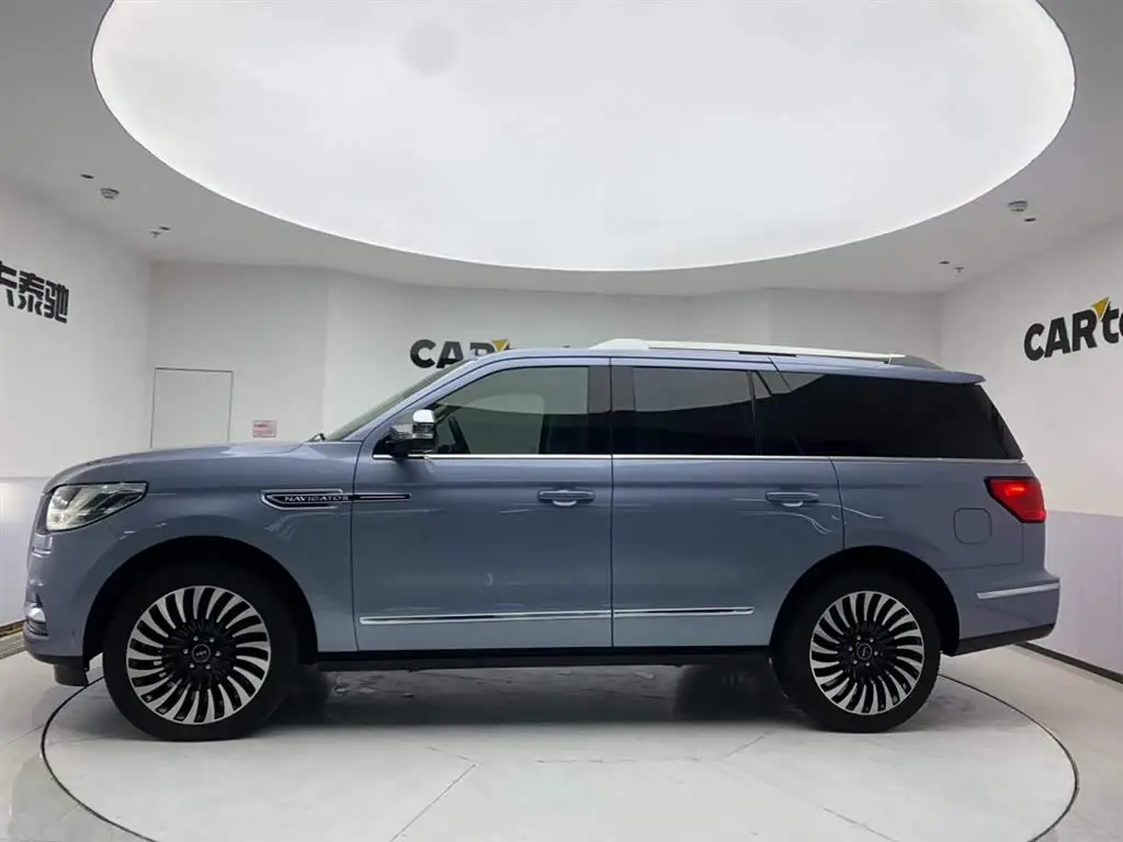 Lincoln Navigator 2021 — Photo 8/20