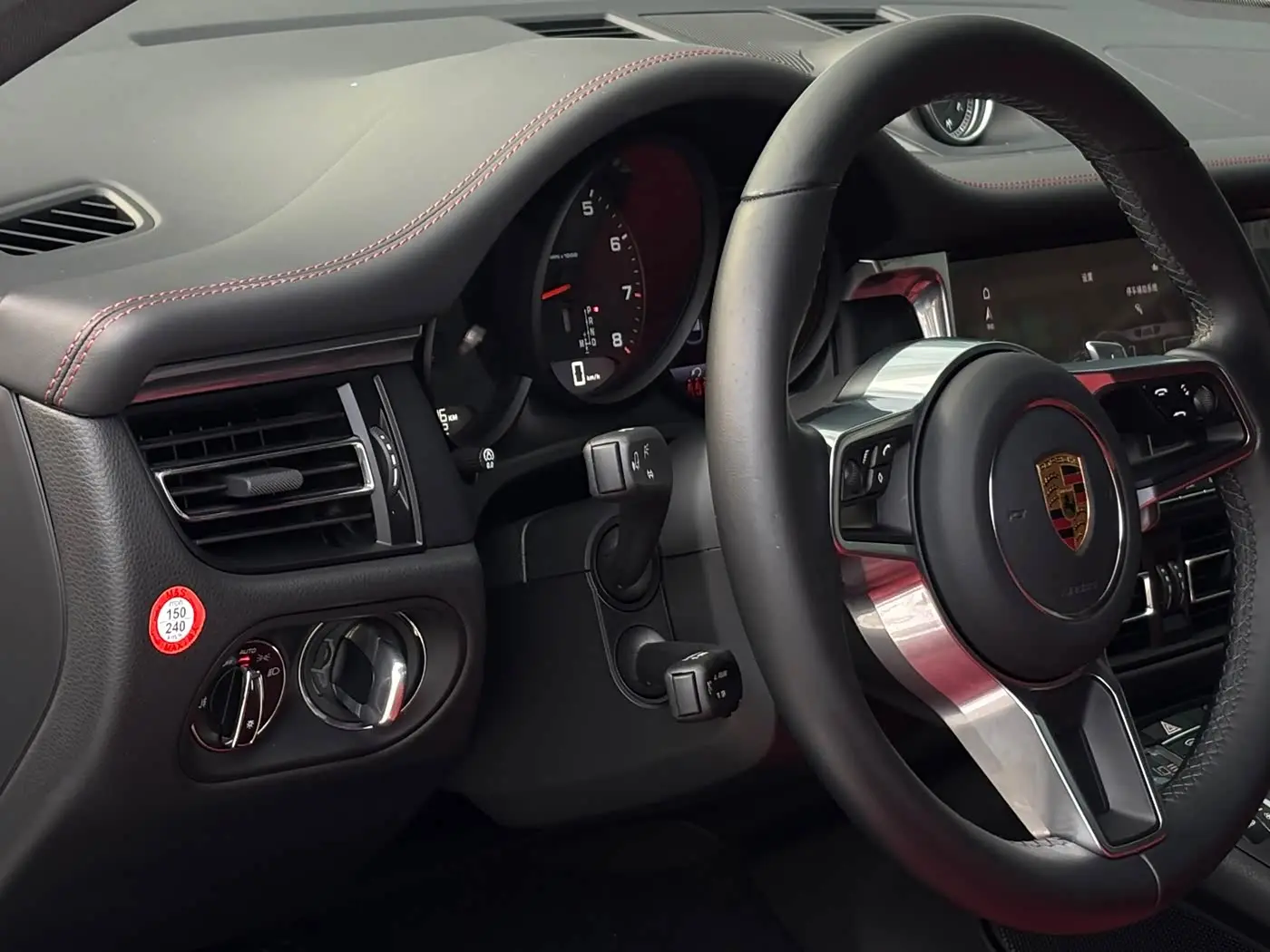 Porsche Macan 2021 — Photo 18/18