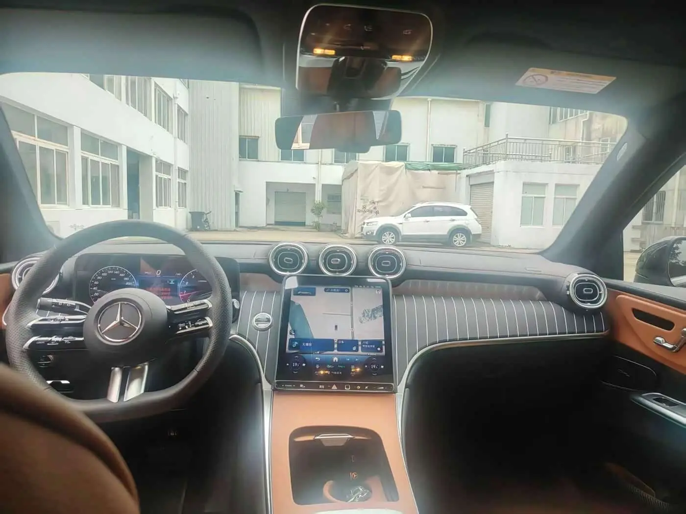 Mercedes-Benz GLC 2025 — Photo 5/8