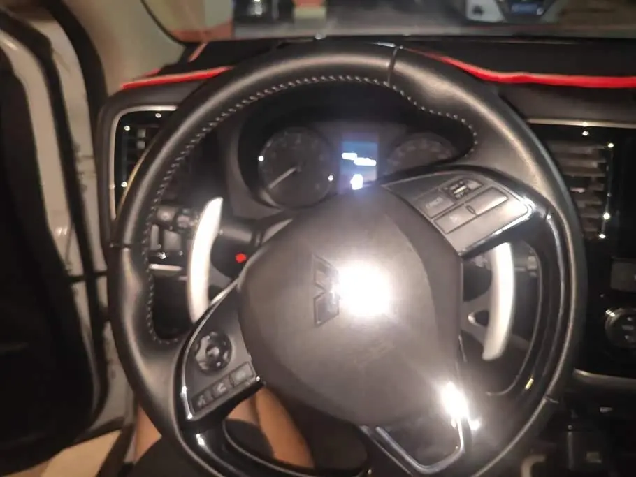 Mitsubishi Outlander 2020 — Şəkil 15/16