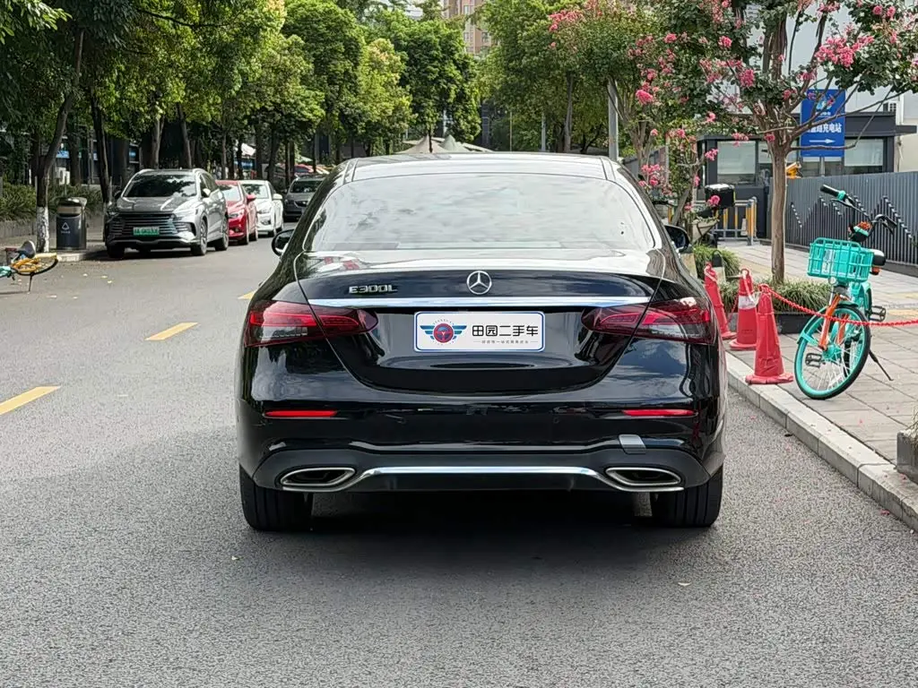 Mercedes-Benz E-Class 2022 — Photo 5/14