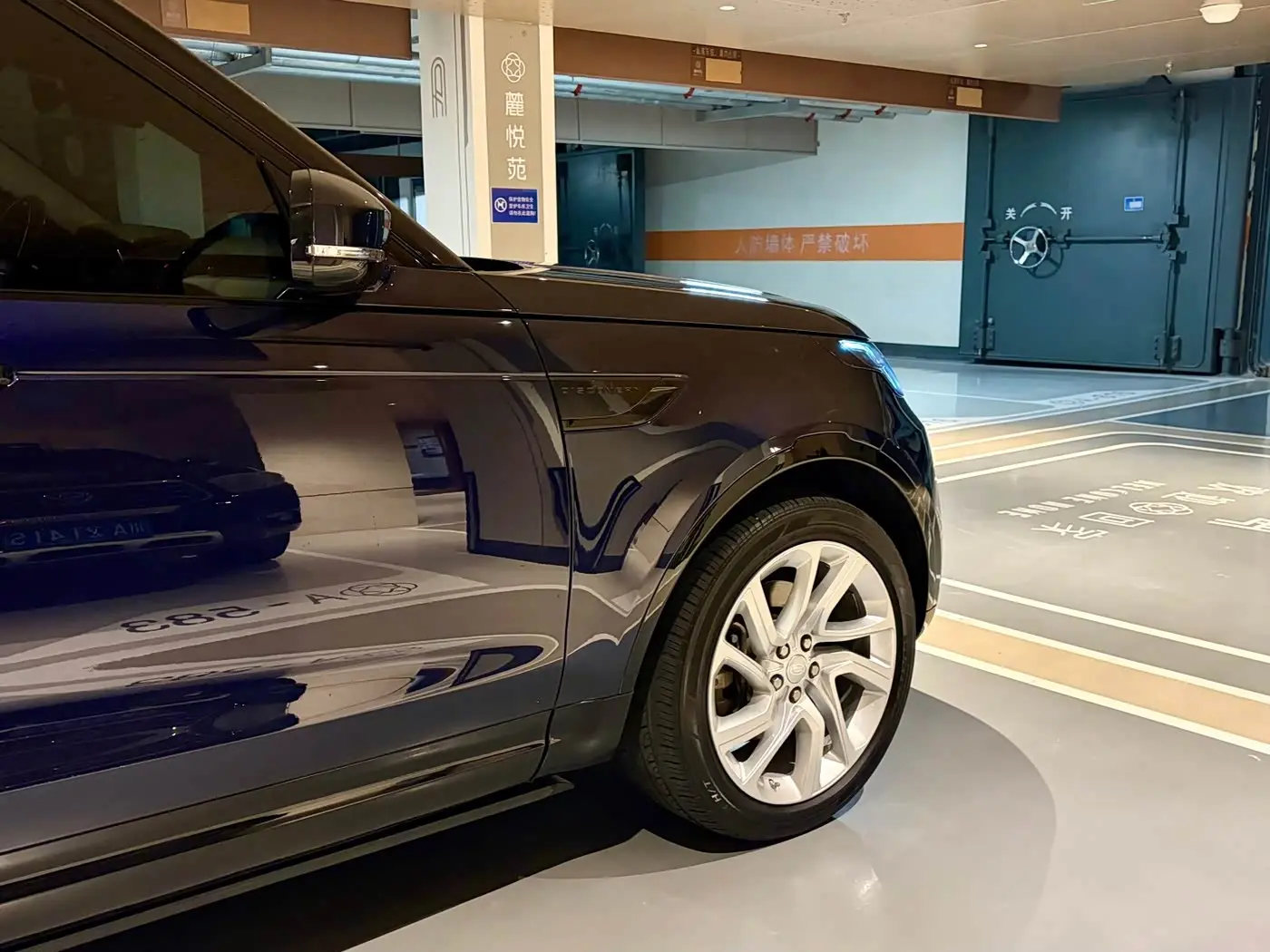 Land Rover Discovery 2018 — Photo 8/20