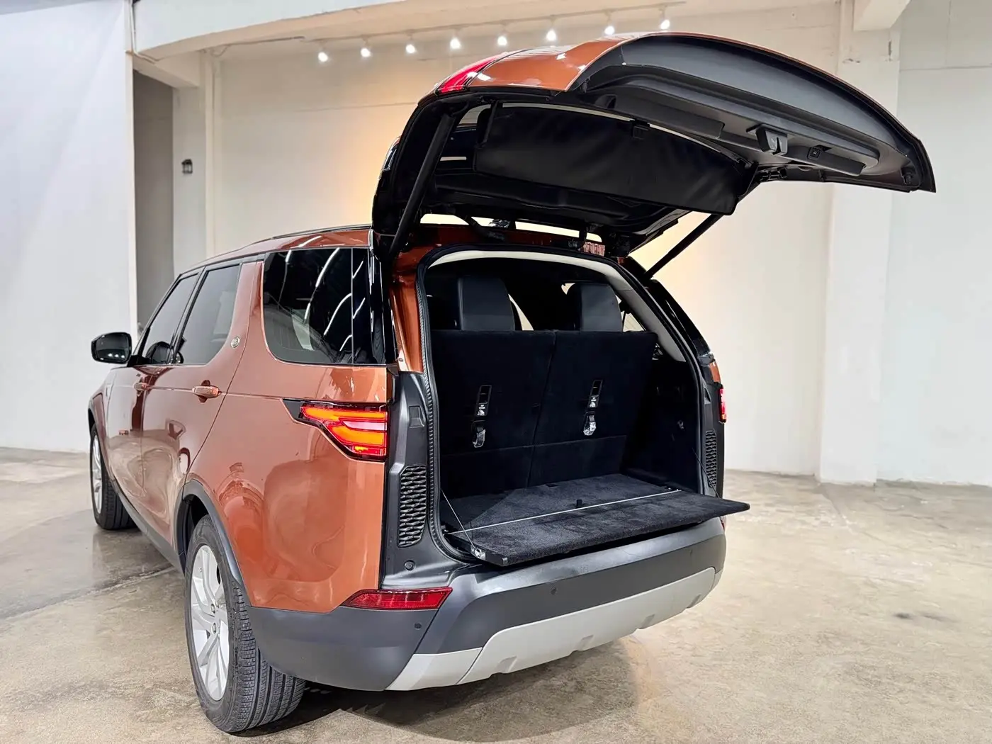 Land Rover Discovery 2017 — Şəkil 7/17