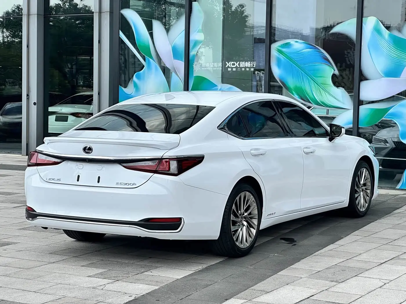 Lexus ES 2019 — Photo 8/20