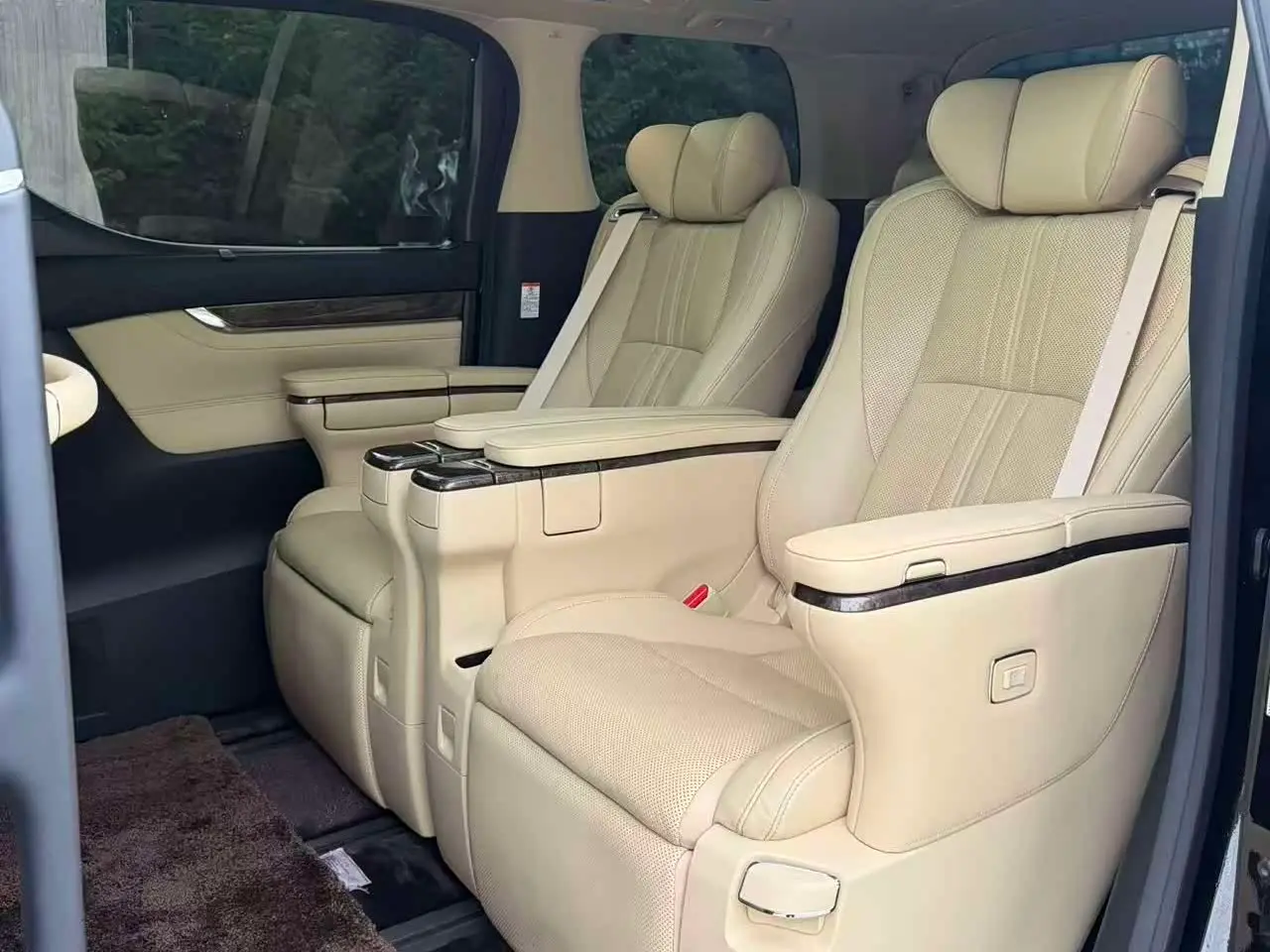 Toyota Alphard 2019 — Photo 9/13