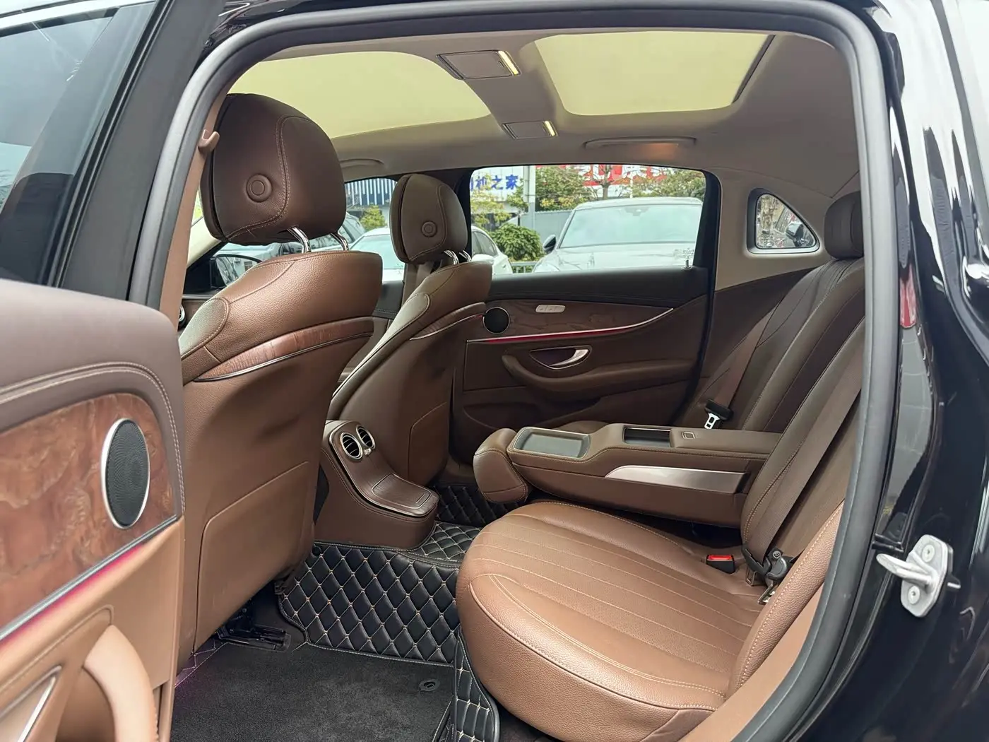 Mercedes-Benz E-Class 2022 — Photo 6/9
