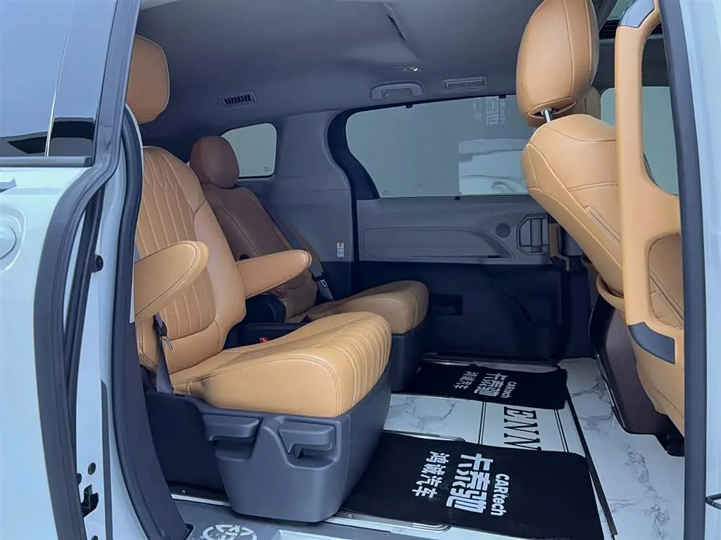 Toyota Sienna 2023 — Photo 18/20