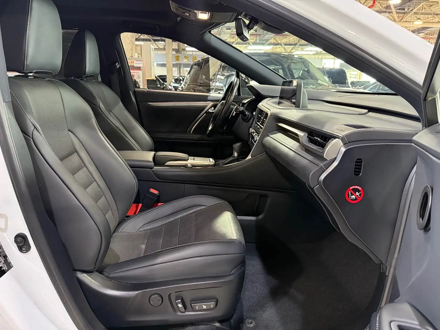 Lexus RX 2020 — Photo 8/20