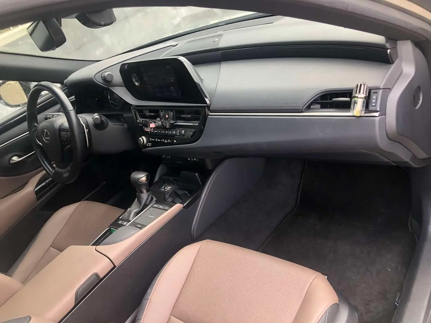 Lexus ES 2022 — ფოტო 16/19