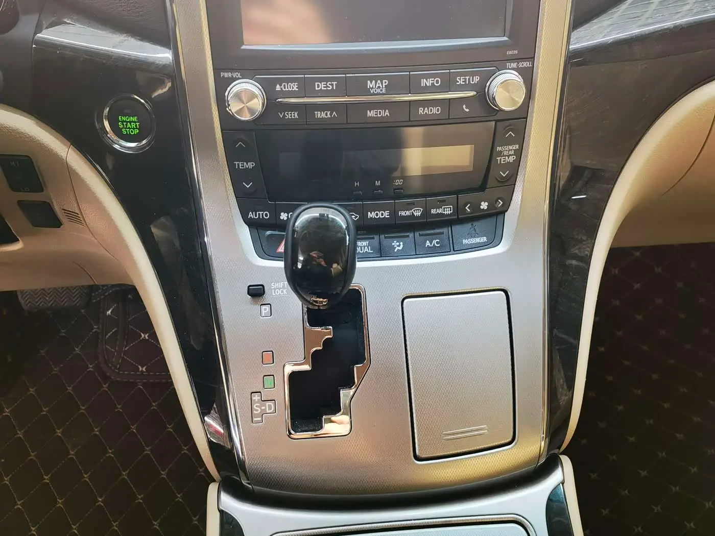Toyota Alphard 2014 — Photo 10/11