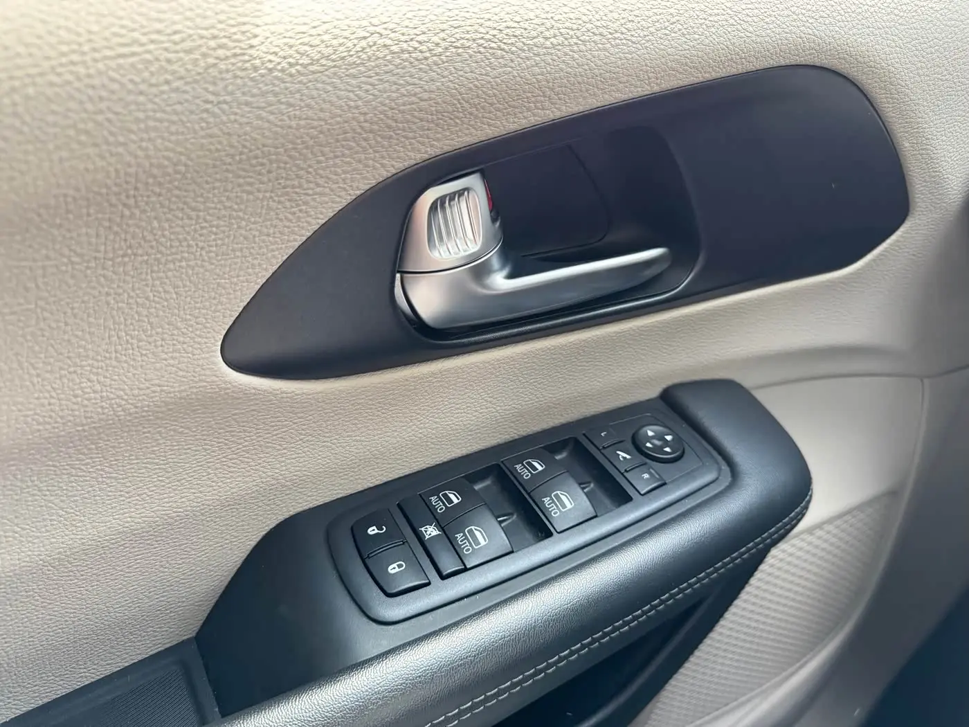 Chrysler Grand Caravan PHEV 2021 — Фото 15/17