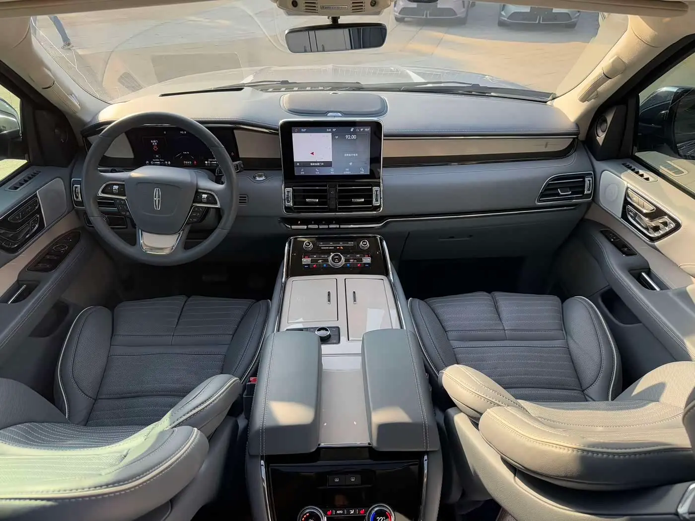 Lincoln Navigator 2022 — Şəkil 6/17
