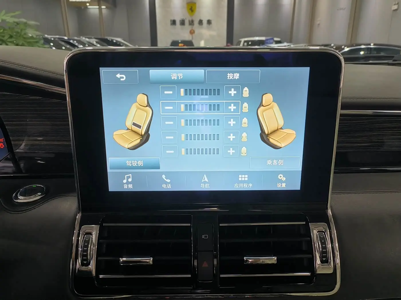 Lincoln Navigator 2019 — Photo 9/20
