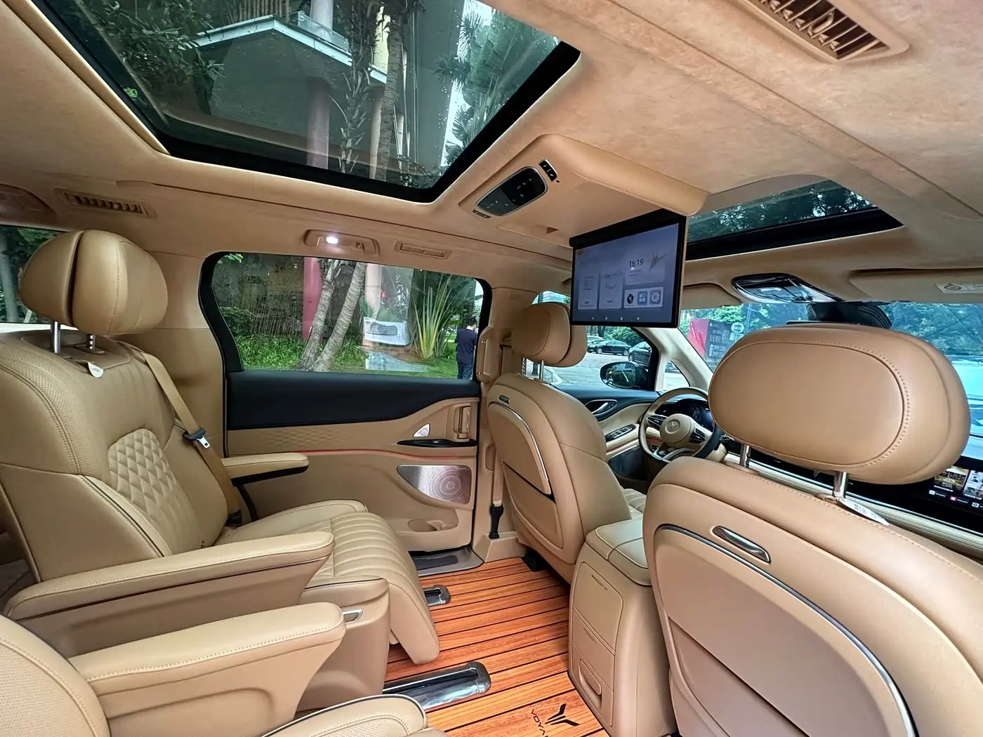 Voyah Auto Voyah Dreamer 2024 — Photo 9/16