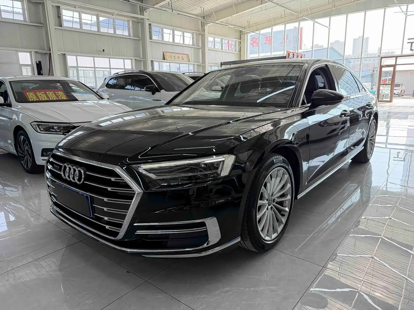 Audi A8 2018 — Фото 1/20