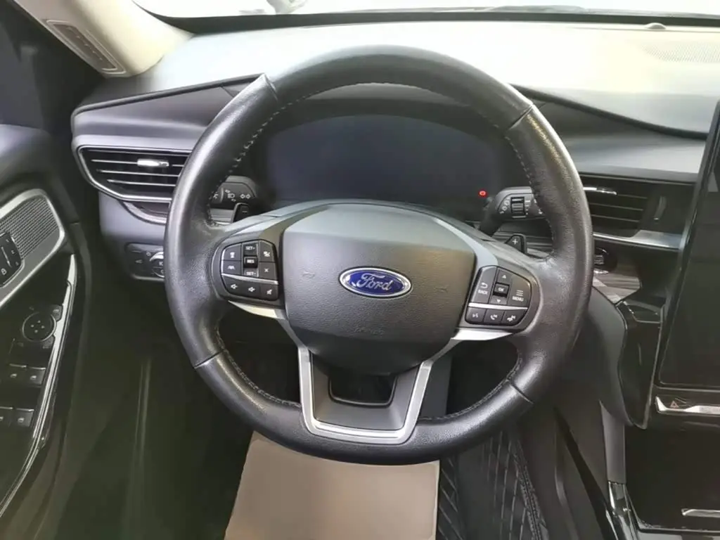 Ford Explorer 2021 — Photo 11/20