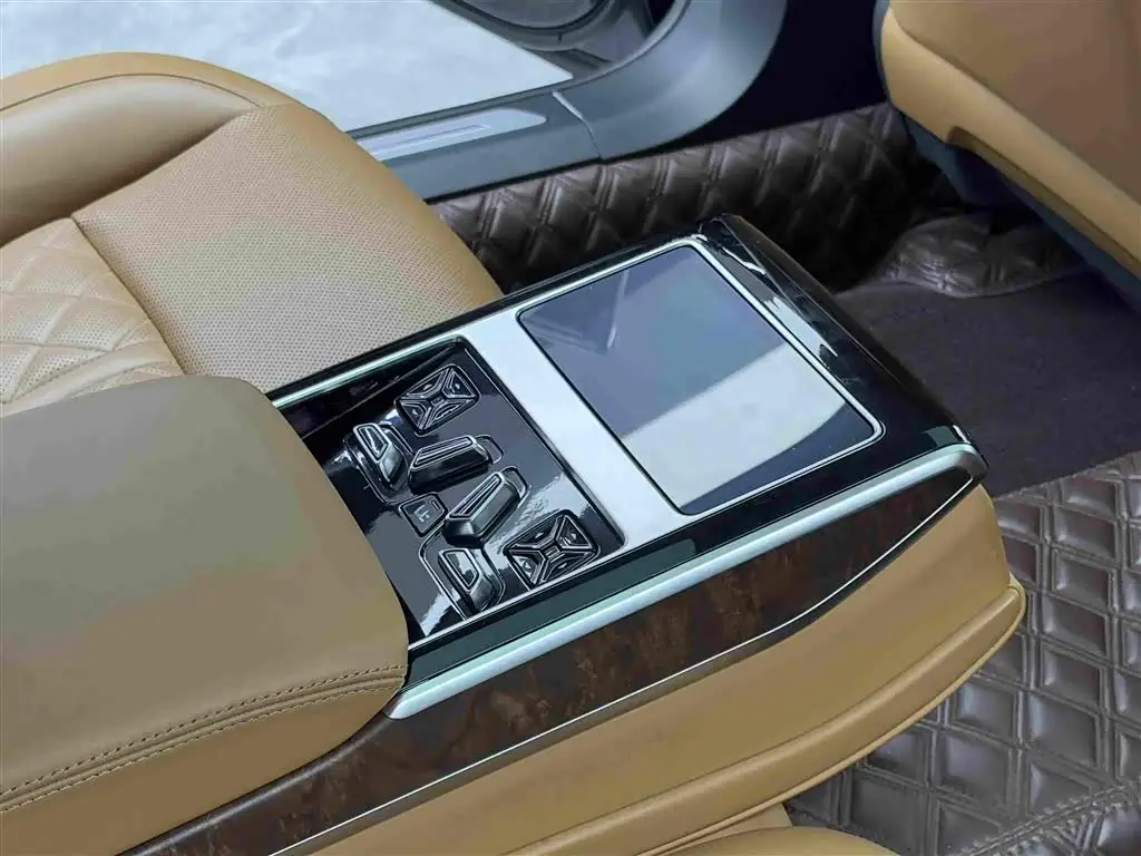 Audi A8 2023 — Photo 11/20